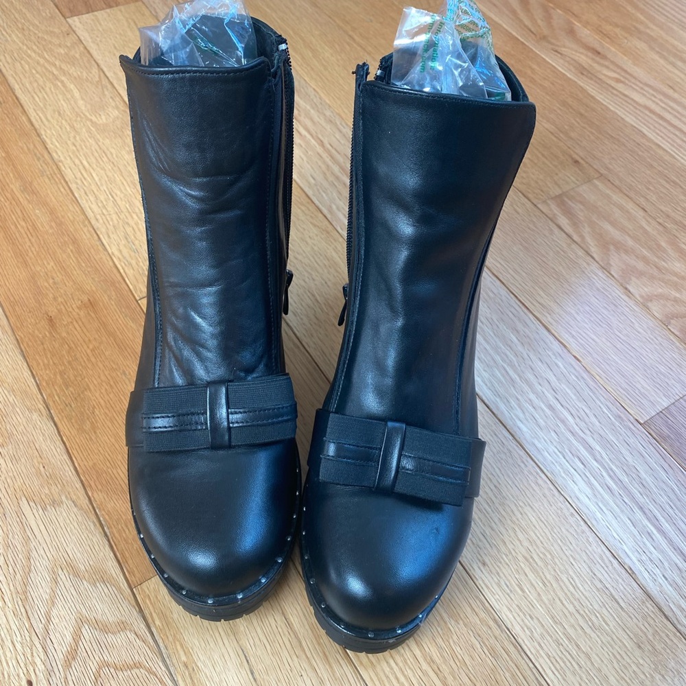 NWOT Nordstrom Leather bow Chelsea boots